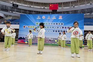 船记：哈登给球队每位客场随行工作人员送了一双哈登8战靴